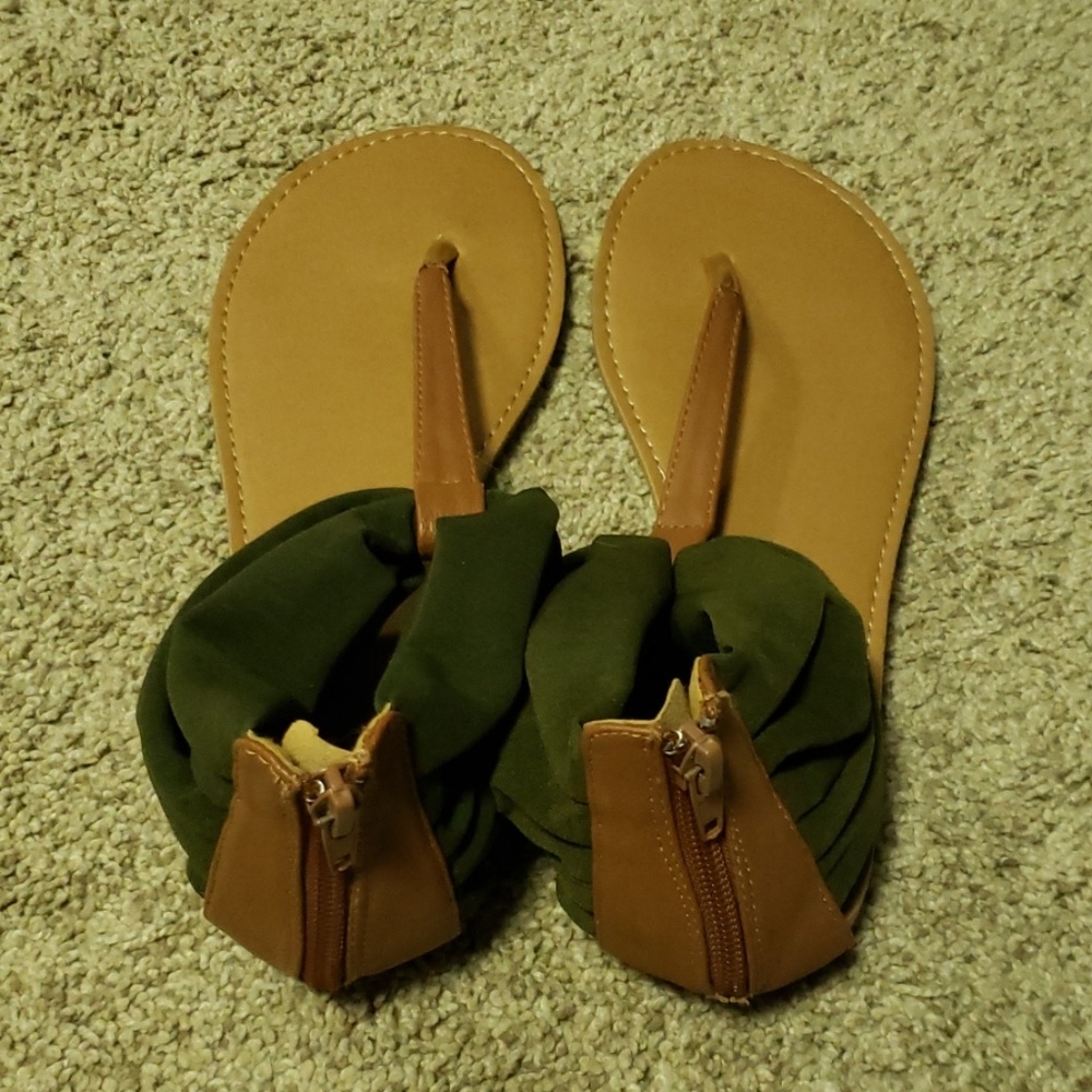 Size 7.5 Green Maurices sandal